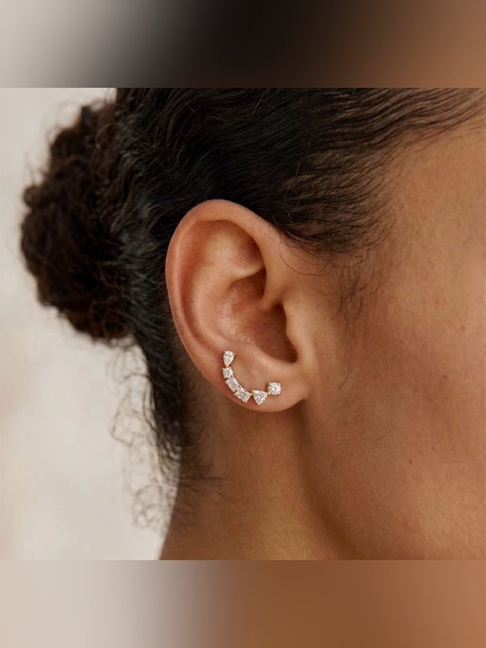 Delicate Ear Crawler D210
